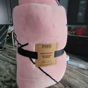 NWT BEAUTIFUL SUPER SOFT PINK VICTORIA'S SECRET PLUSH BLANKET